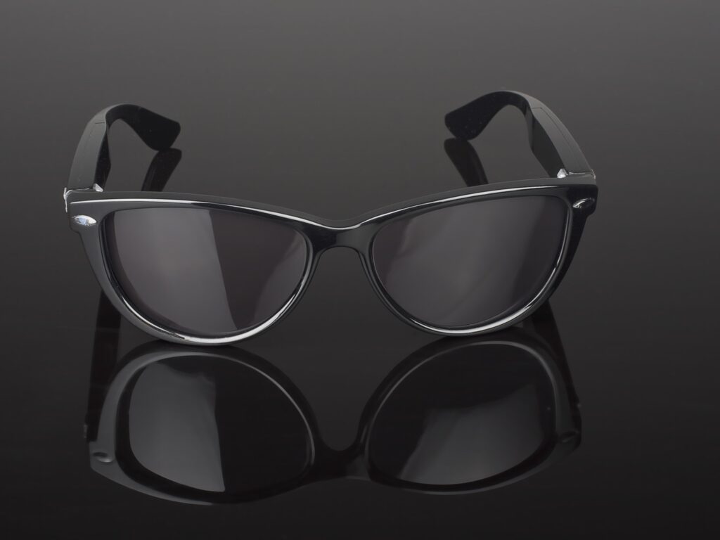 Фото 36 — Солнцезащитные очки с оправой в стиле кэт-ай