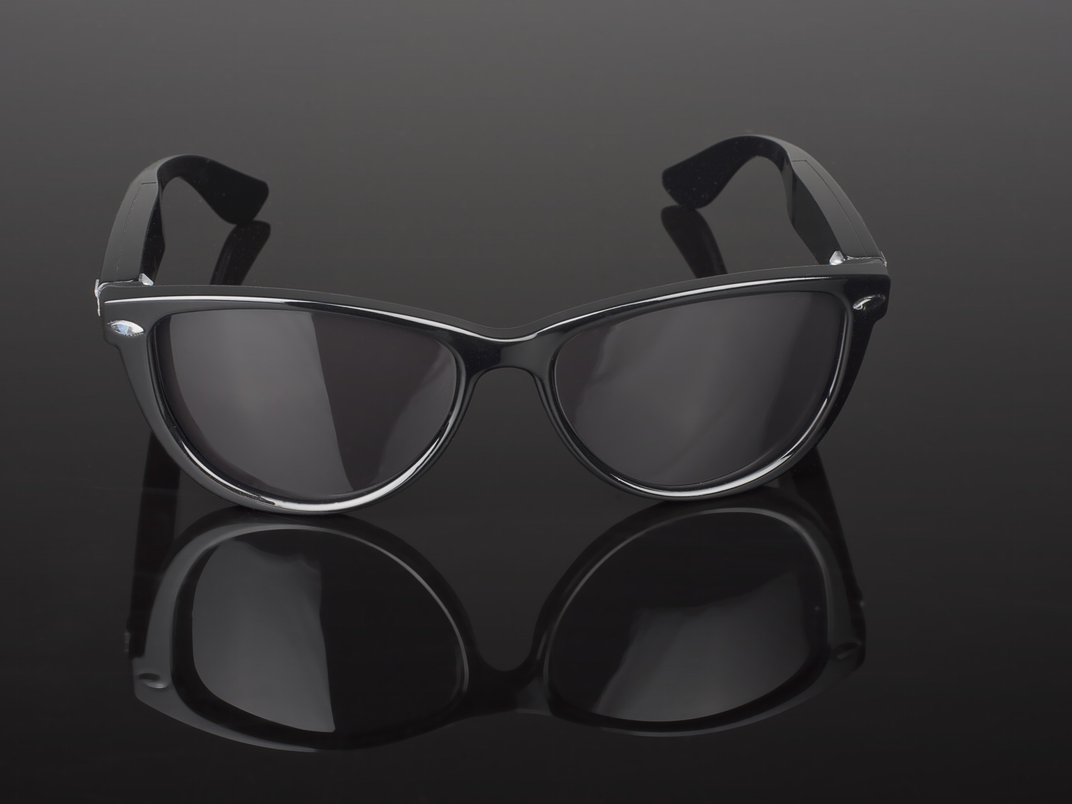 Фото 36 — Солнцезащитные очки с оправой в стиле кэт-ай