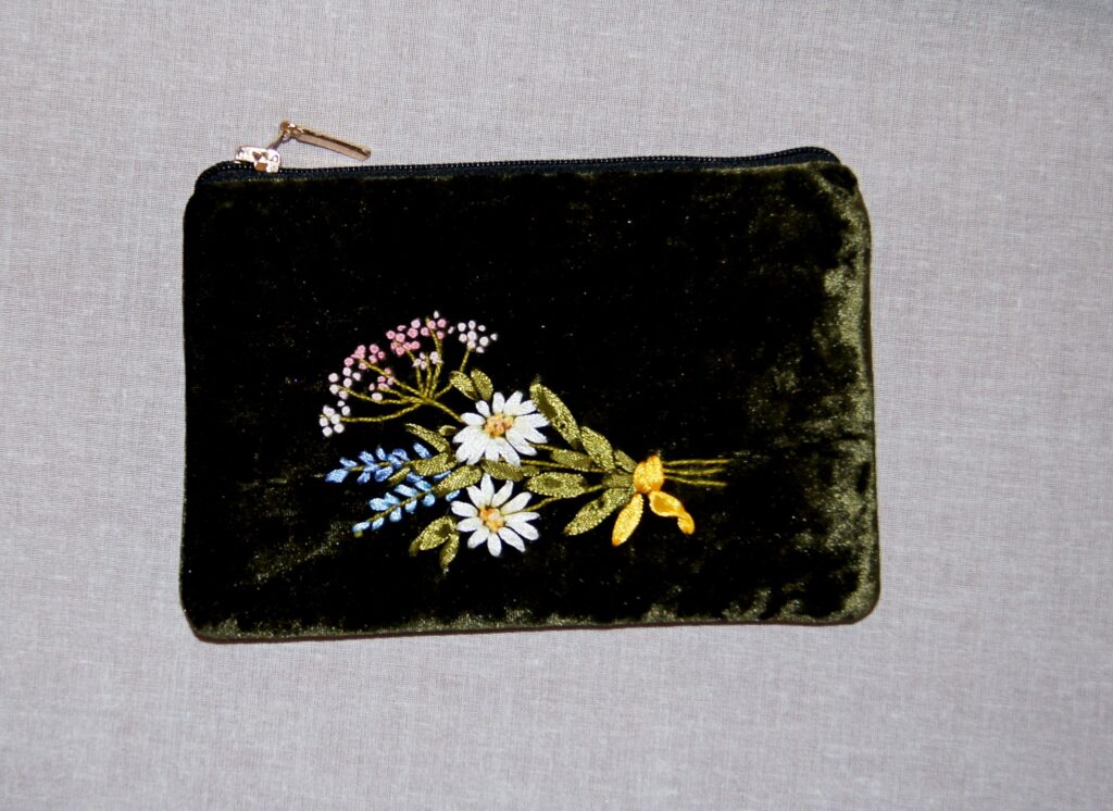 Фото 9 — Косметичка из эко-кожи с золотистой фурнитурой