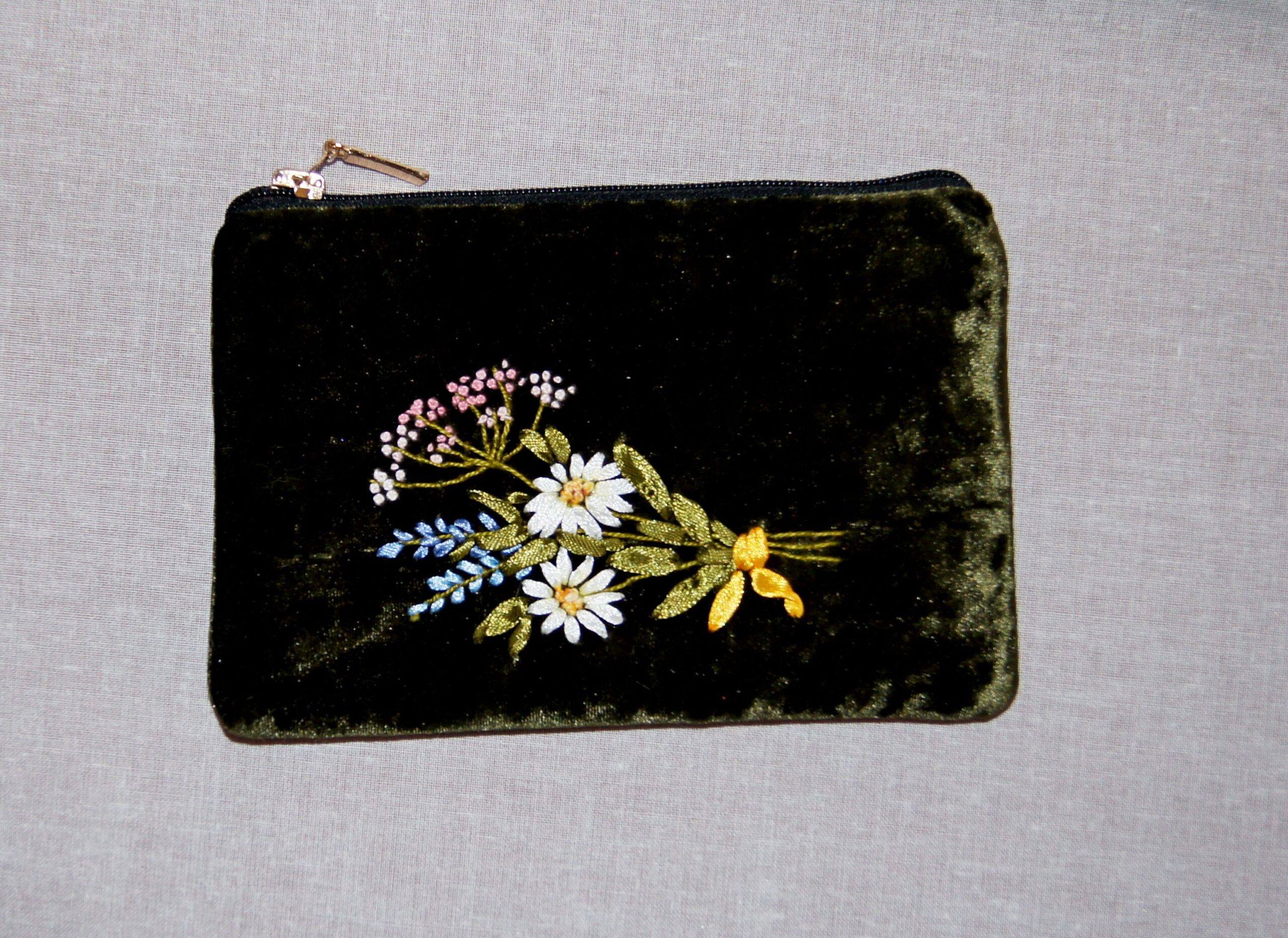 Фото 9 — Косметичка из эко-кожи с золотистой фурнитурой