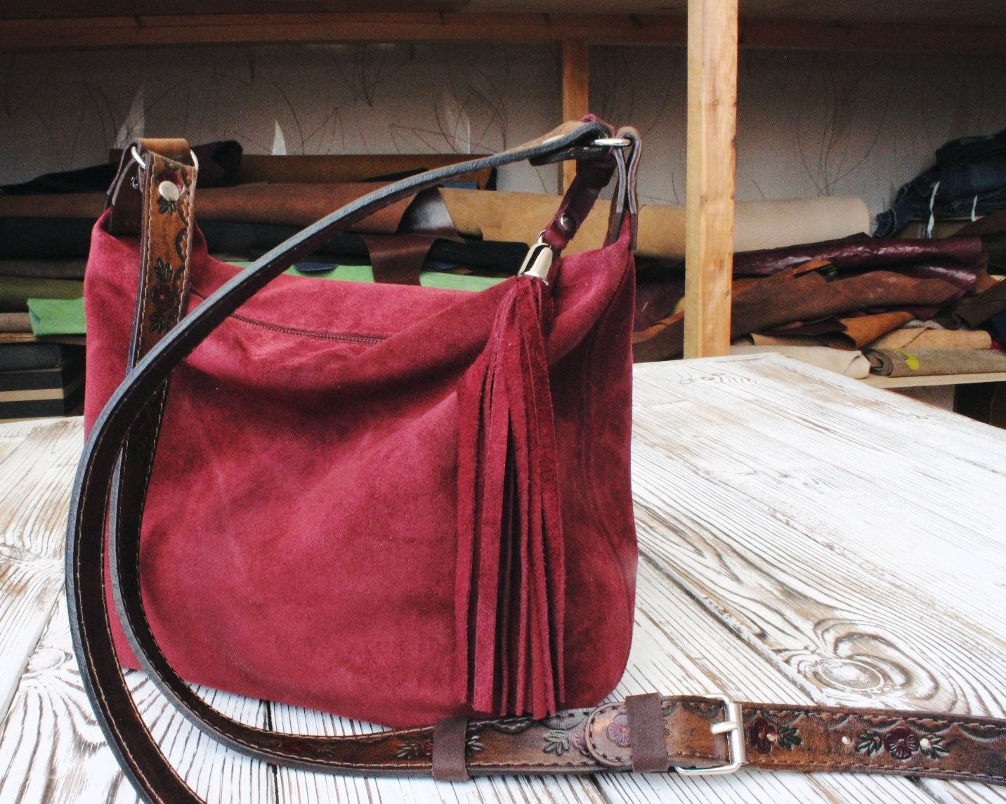 Фото 40 — Сумка-кроссбоди из замши с кисточками